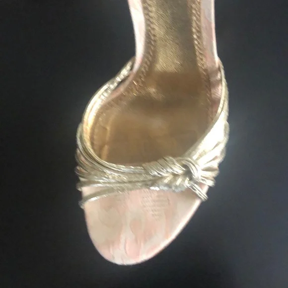 Dolce & Gabbana Gold heels - Picture 3 of 6